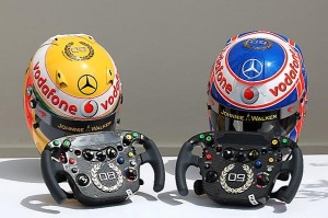 Les casques et les volants de Button et Hamilton pour Monaco