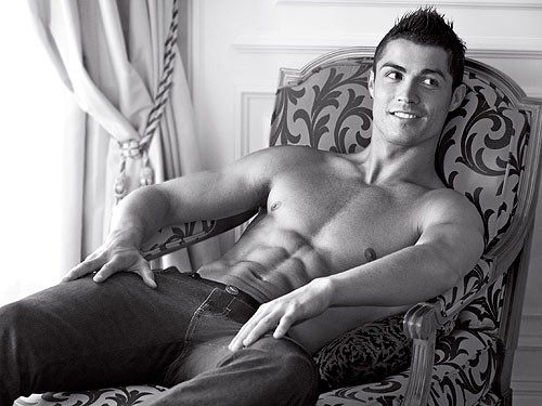 Cristiano Ronaldo encore nu pour Armani