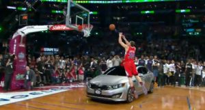 Blake Griffin dunk au-dessus d'une voiture