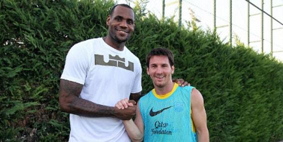 Le joueur du FC Barcelone, Lionel Messi, avec le basketteur Lebron James