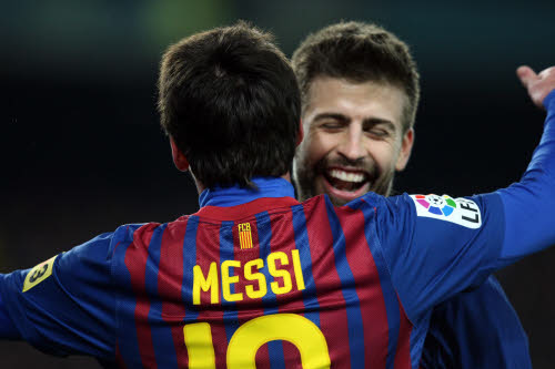 gérard Piqué dans les bras de Messi @IconSport