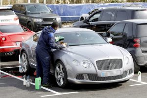 Au PSG, le personnel se charge de laver les voitures des joueurs lorsqu'elles sont sur le parking. En Hollande, c'est un peu différent... - Photos @Icon Sport