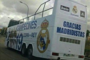 Le bus sur lequel devaient parader les joueurs du Real Madrid.