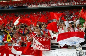 Les supporters de l'AS Monaco accueillent Lens en coupe de France.