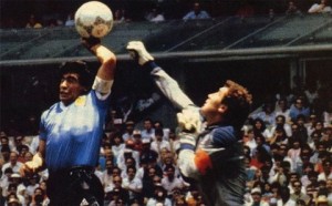 Le célèbre but de la main marqué par Diego Maradona à l'Angleterre en 1986.