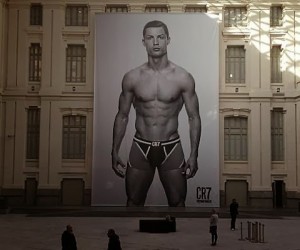 Cristiano Ronaldo s'est offert une affiche géante pour lancer sa nouvelle collection.