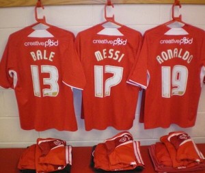 Tout est prêt, à Crawley Town, pour accueillir Cristiano Ronaldo, Messi et Bale.