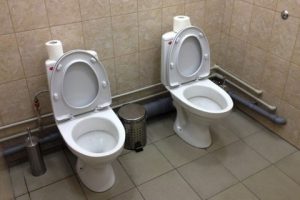Les toilettes en tandem, une invention propre à Sochi 2014 #Sochifail