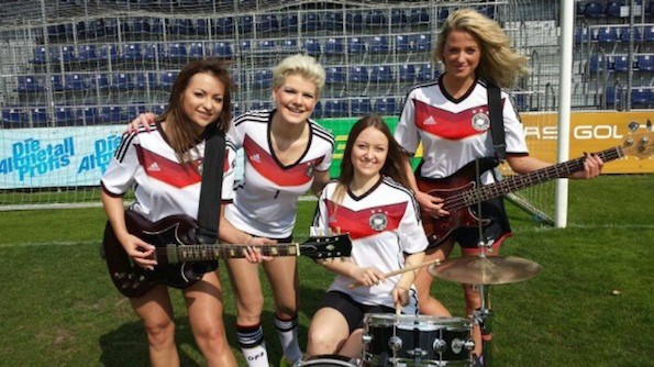 Mélanie Müller et sa troupe chantent l'hymne national allemand au Mondial 2014