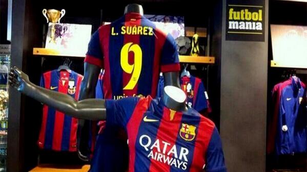 Les maillots de Luis Suarez sont déjà à vendre dans les boutiques de Barcelone.
