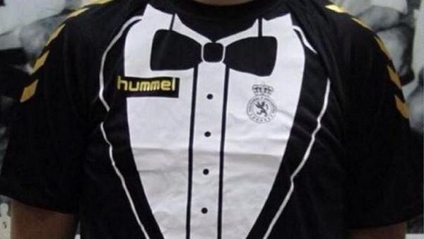 Le maillot smoking, une initiative signée de l'équipementier Hummel 