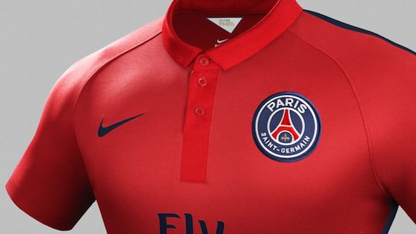 Les Parisiens joueront la Ligue des champions avec ce maillot rouge.
