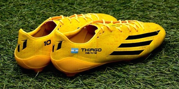 Lionel Messi gardera ses chaussures jaunes avec son logo floqué sur le talon. - @Adidas