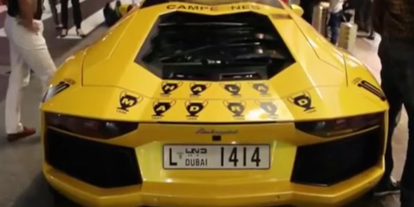 Hommage à la Decima du Real Madrid sur la carrosserie de cette Lamborghini. - @Youtube