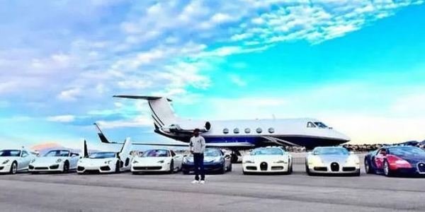 Floyd Mayweather a posté une photo de lui devant sa flotte de véhicules et son jet privé. - @Instagram