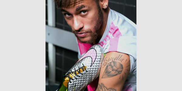 Les chaussures de Neymar sont aussi un hommage à sa soeur Rafaella. - @Nike