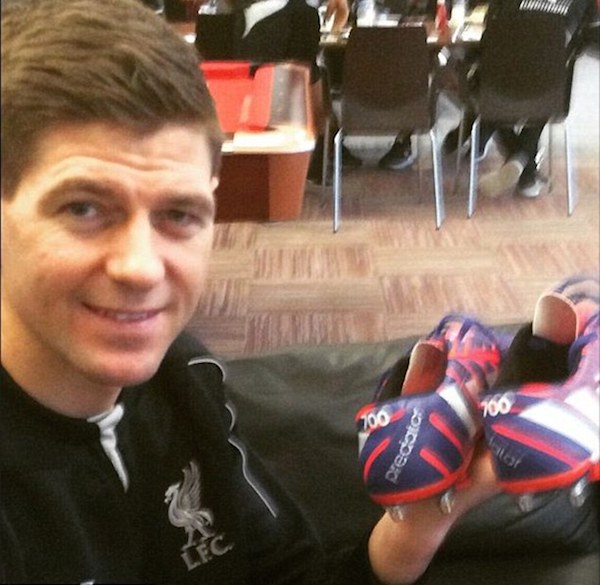 Le milieu de terrain a présenté les chaussures qu'il portera face à West Ham. - @Instagram