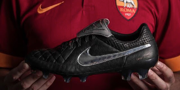 L'emblématique capitaine de l'AS Rome, Francesco Totti va porter des chaussures exclusives avec la languette qui se rabat sur les lacets. 