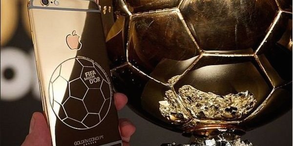 Même l'iPhone de Cristiano Ronaldo est aux couleurs du Ballon d'Or. -@Golden Concept