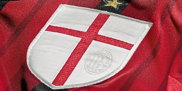 Le maillot du Milan AC en 2015-2016 conservera la croix Saint-George sur la poitrine.