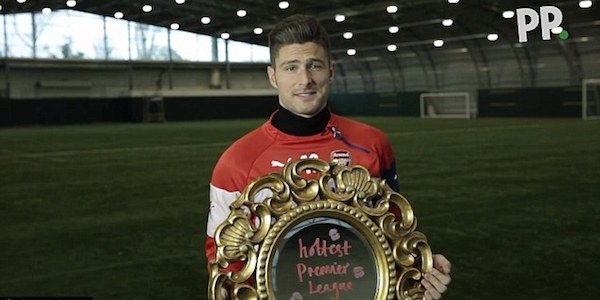 Olivier Giroud est content de son miroir reçu pour son titre de plus sexy de la Premier League anglaise.  -@ Paddy Power