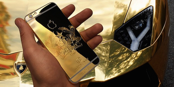 Comme Cristiano Ronaldo l'a fait en dédicace à son Ballon d'or, André Ayew a fait personnaliser son téléphone à partir d'or. 