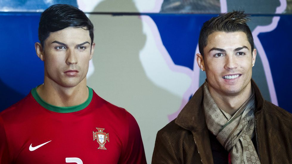 Régulièrement, Cristiano Ronaldo envoie son coiffeur s'occuper de son double de cire.