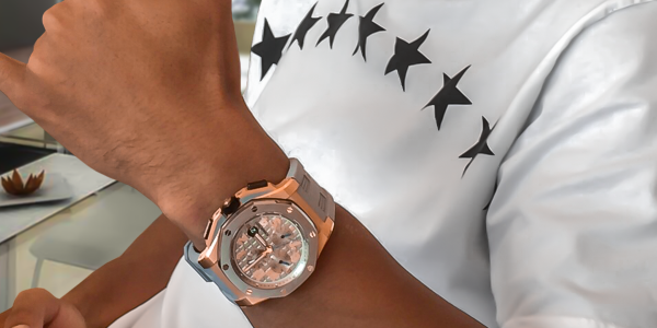 Ronaldinho a reçu l'une des 600 montres désignées par LeBron James. - @Twitter