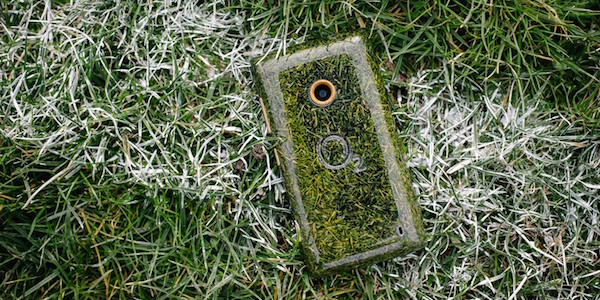 Le groupe de télécommunications O2 et l'artiste Sean Miles ont créé ce smartphone à partir de la pelouse du mythique de stade Twickhenam. 