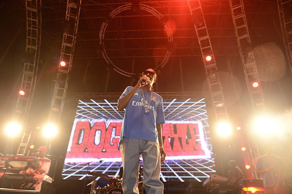 Le rappeur Snoop Dogg se présente régulièrement avec des maillots aux couleurs des grands clubs de football.