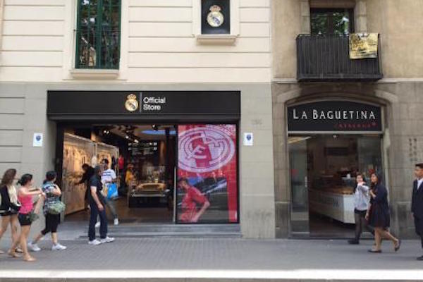 Le Real Madrid a ouvert une boutique officielle au coeur de Barcelone. 