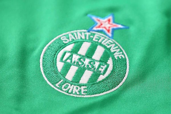En plus des maillots de l'ASSE, Le Coq Sportif a produit toute une collection de produits à destination des fans des Verts. - @Facebook