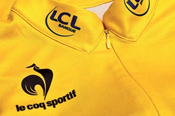 C'est l'équipementier français Le Coq Sportif qui produit tous les maillots distinctifs du Tour de France 2015.