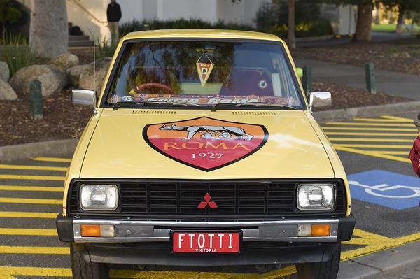 Tandis que l'AS Rome se prépare en Australie, à Melbourne, la voiture Totti n'a pas manqué de faire son petit effet. - @Twitter