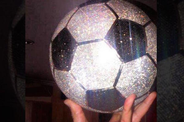 Ce ballon composés de 72.000 diamants a été réalisé pour Karim Benzema. @Instagram