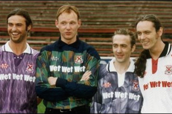 Le groupe  écossais Wet Wet Wet fut le premier à faire sa promo sur un maillot de foot. 