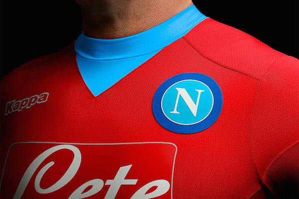Un maillot third rouge pour le SSC Naples. - @Kappa