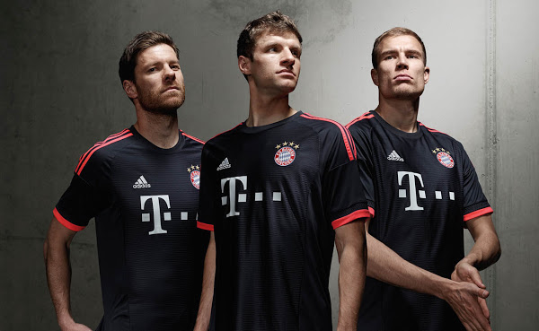 Le Bayern Munich portera un maillot à dominante de bleu marine, en 2015-2016. - @adidas