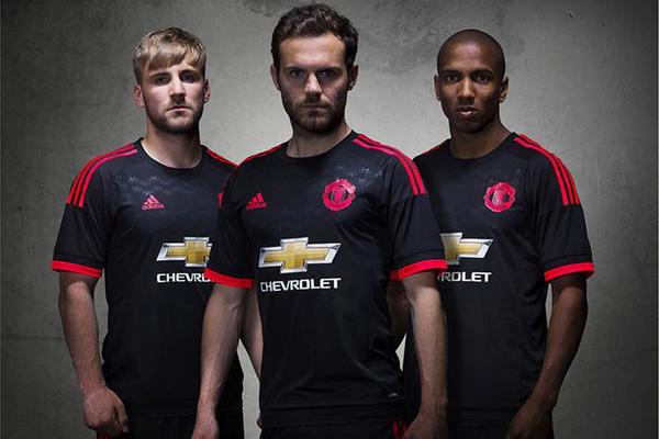 Le maillot third de Manchester United 2015-2016 s'inspire du modèle extérieur porté dans les années 90. - @adidas