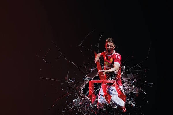 Bastian Schweinsteiger vous présente la maillot domicile 2015-2016 de Manchester United, le plus cher au monde. - @Adidas