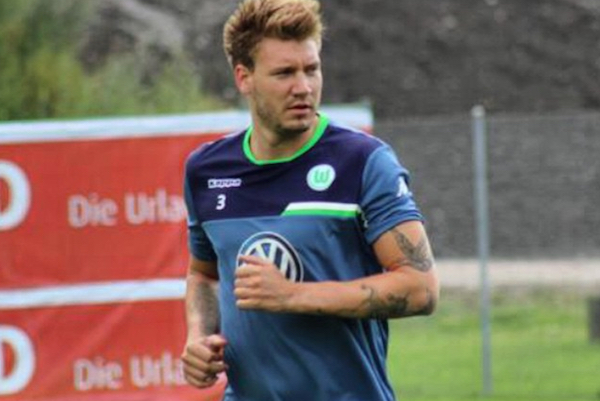 Nicklas Bendtner avait été le premier à jouer avec des chaussures roses. Il n'a pas échappé au Danois qu'aujourd'hui beaucoup de footballeurs en portent. - @Instagram