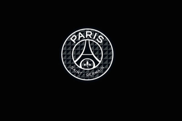 Le PSG a rendu un très bel hommage aux victimes des récents attentats qui ont frappé la capitale. - @Nike