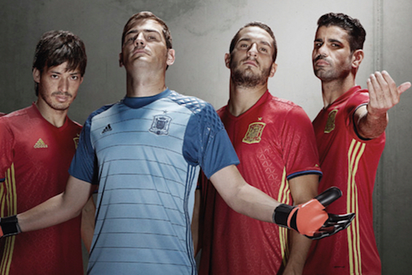 Avec son maillot rouge et les motifs de l'équipementier, l'Espagne a le maillot pour gagner l'Euro 2016 . - @DR