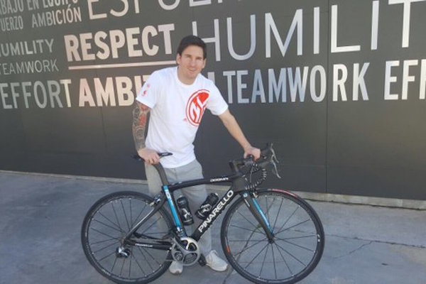 Lionel Messi a reçu un vélo en cadeau du Team Sky. - @Twitter