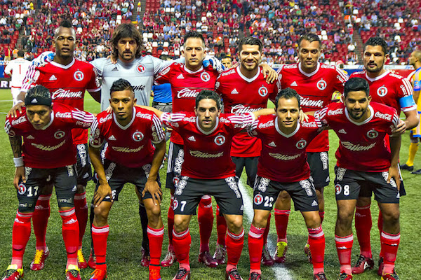 A Tijuana au Mexique, les joueurs ont obligation de porter des chaussures rouges. Sinon ils ne jouent pas !