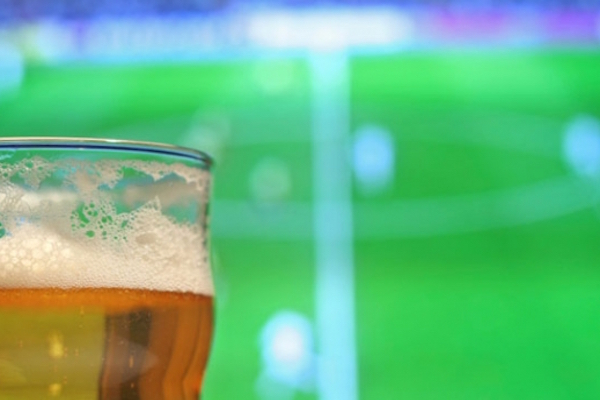 En Bundesliga allemande, la bière est autorisée, au prix moyen de 3,8 euros le demi. - @DR
