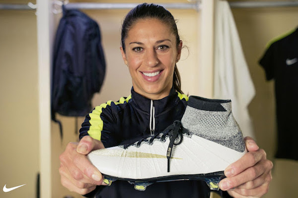 Lauréate du Ballon d'or 2015 féminin, Carli Lloyd a reçu une paire de chaussures spéciale de son équipementier. - @Nike