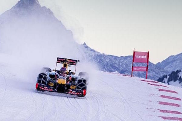 Max Verstappen pilote une F1 sur la neige