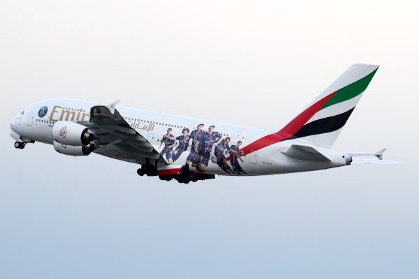 Cet Airbus A380 habillé aux couleurs du PSG a été vu dans le ciel milanais, cette semaine. - @Twitter
