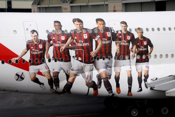 Les six joueurs du Milan AC choisis pour être l'image de l'opération vont voir du pays . - @MilanAC